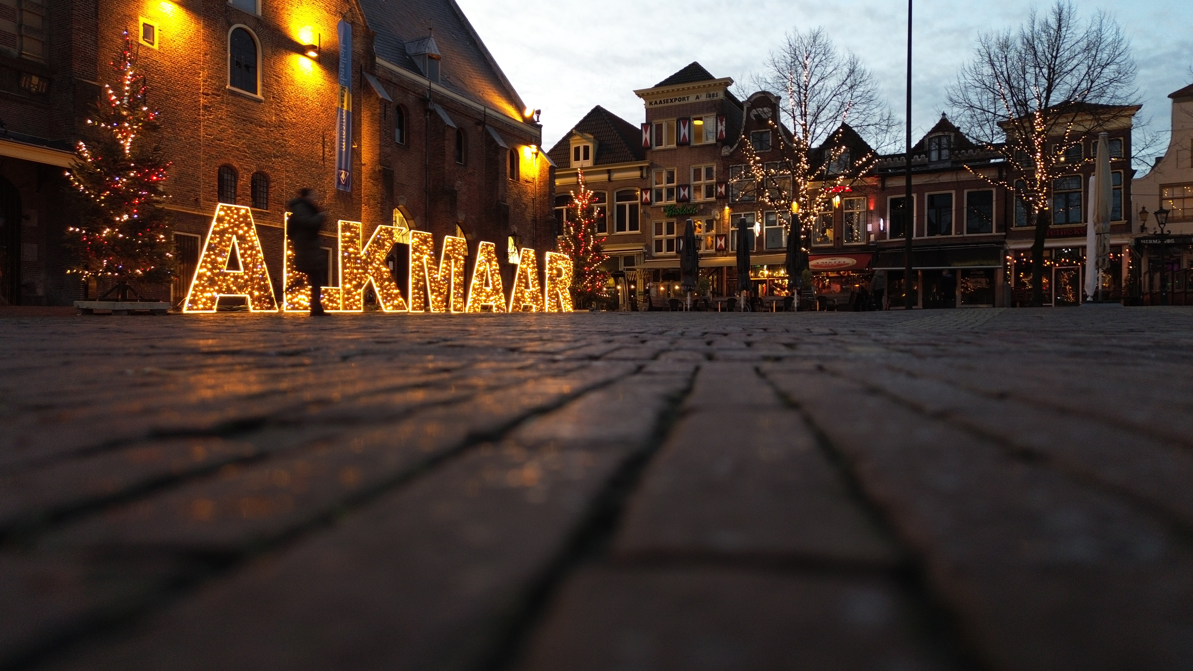 Laag standpunt bij de verlichte Alkmaar letters in de stad