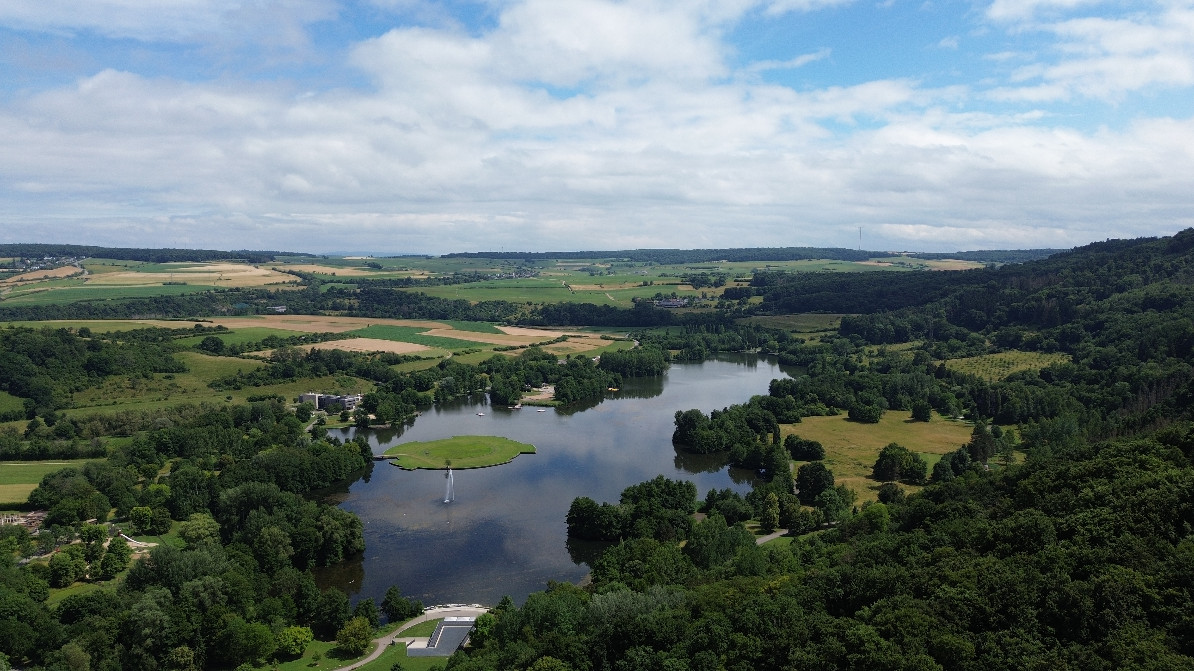 Dronebeeld van groen landschap en water in een natuurgebied