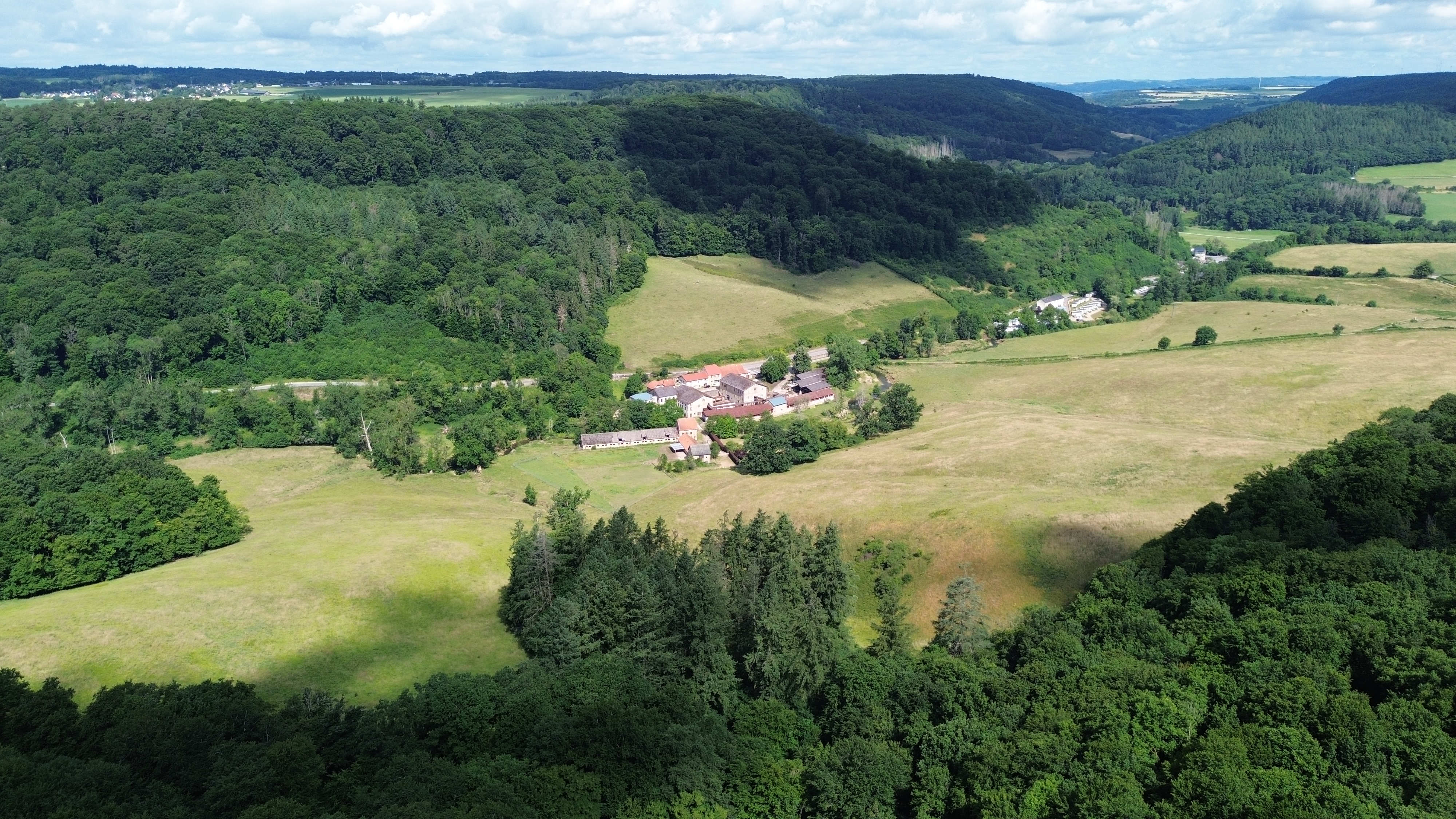 Dronebeeld van bosrijk heuvellandschap bij de Wageningse Berg